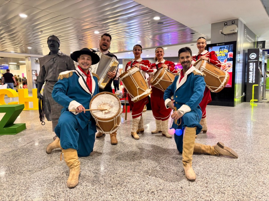 Secretaria de Turismo e Aeroporto Salgado Filho realizam recepção especial para passageiros durante o Mês Farroupilha