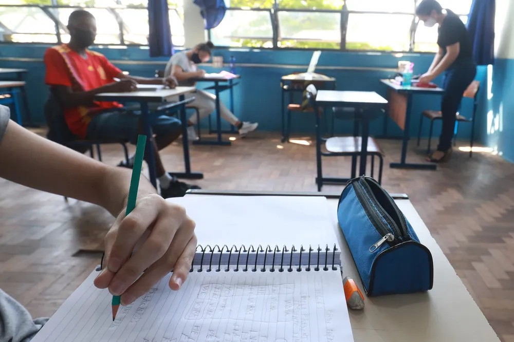 Professores estaduais terão 14º salário se escolas atingirem metas de rendimento, anuncia governo do RS