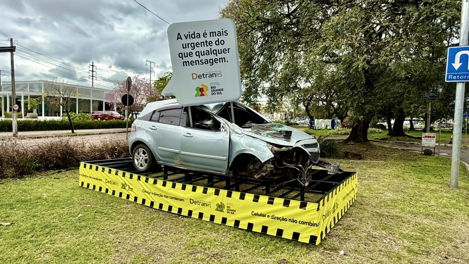 Campanha do DetranRS sobre uso do celular é reforçada com exposição de veículos acidentados