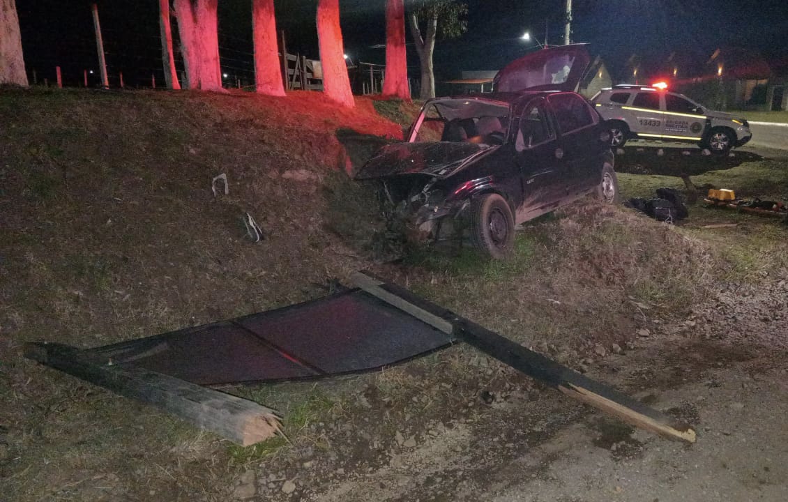 Veículo sai da pista na BR-293 em Quaraí e deixa cinco militares feridos